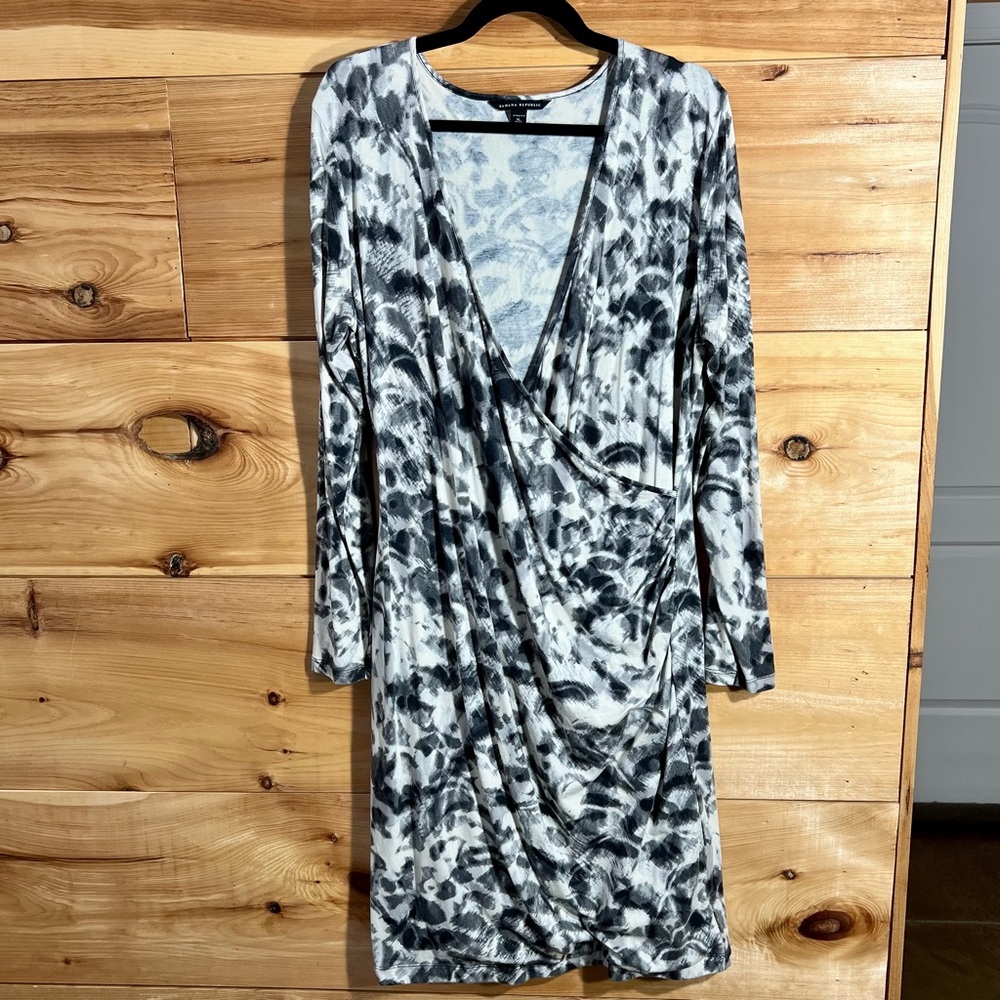 Banana Republic Black & White Long Sleeve Dress Lowcut Wrap Style Contemporary
